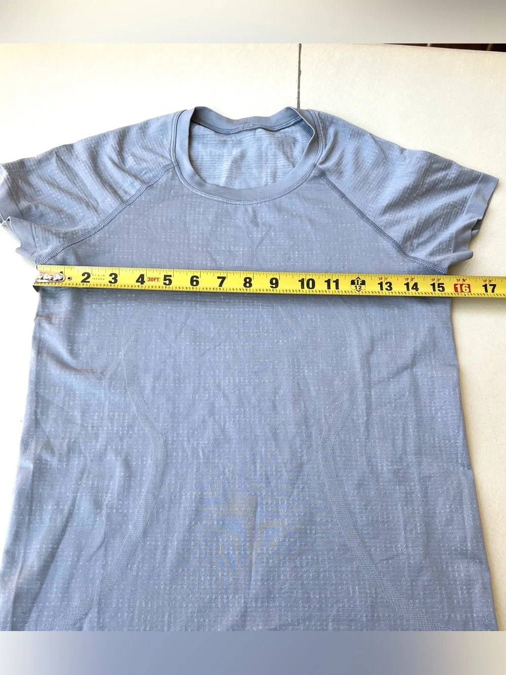 lululemon athletica Light Grey Short-Sleeve Tee Women’s Size Small (aka 6)